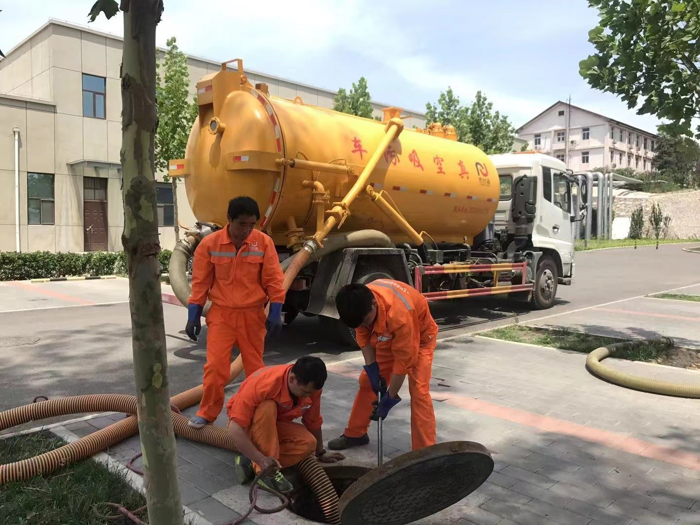 依安管道疏通车停在窨井附近