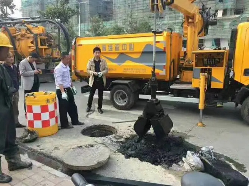 依安街道：网格员化身“清道夫”，为民解忧疏通“堵心”化粪池