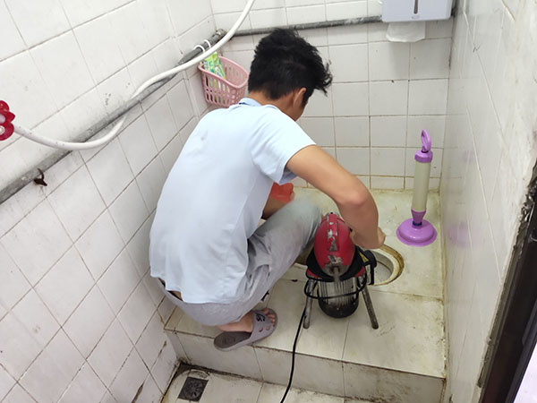 依安肥皂掉到马桶里把马桶堵住了怎么办？马桶堵住了怎么办