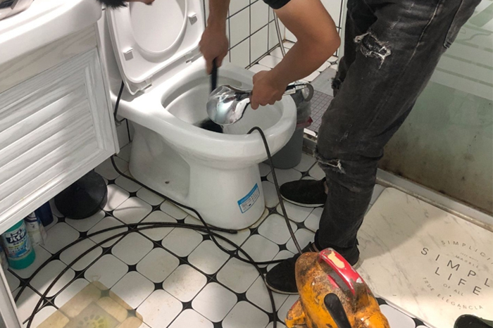 依安马桶堵塞自己疏通还是找师傅?专业上门服务让你省时更省心